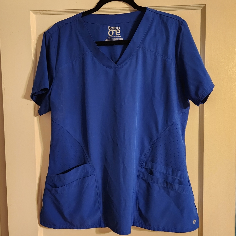 5 Pocket Sporty V-Neck Scrub Top